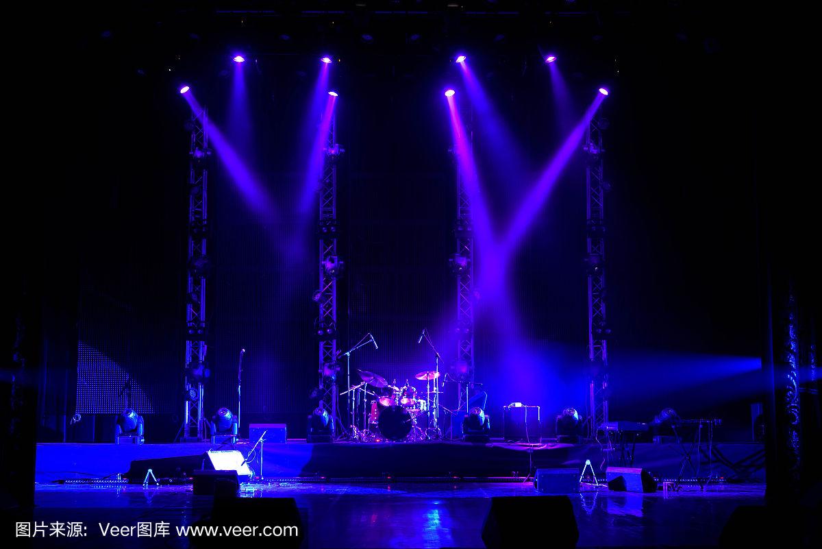 舞臺(tái)燈光與樂(lè)器的交響
